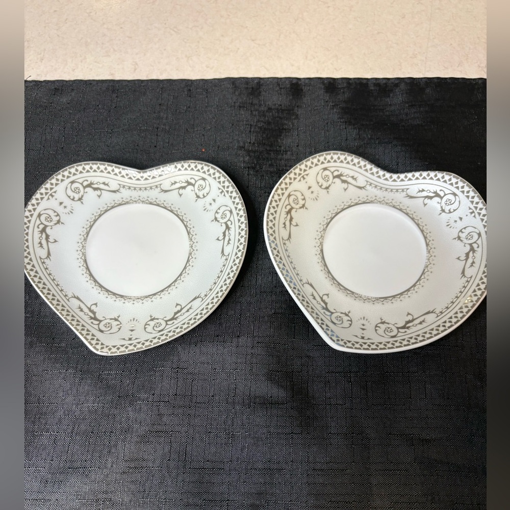 D'Lusso Elegant White and Silver Tea Cup Set - Picture 3 of 8